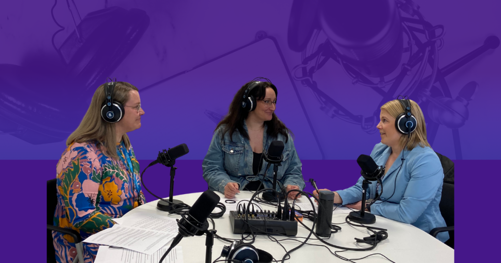 Petra Sippola, Mari Virtanen ja Minttu Porri Podcast -äänityksesä. 